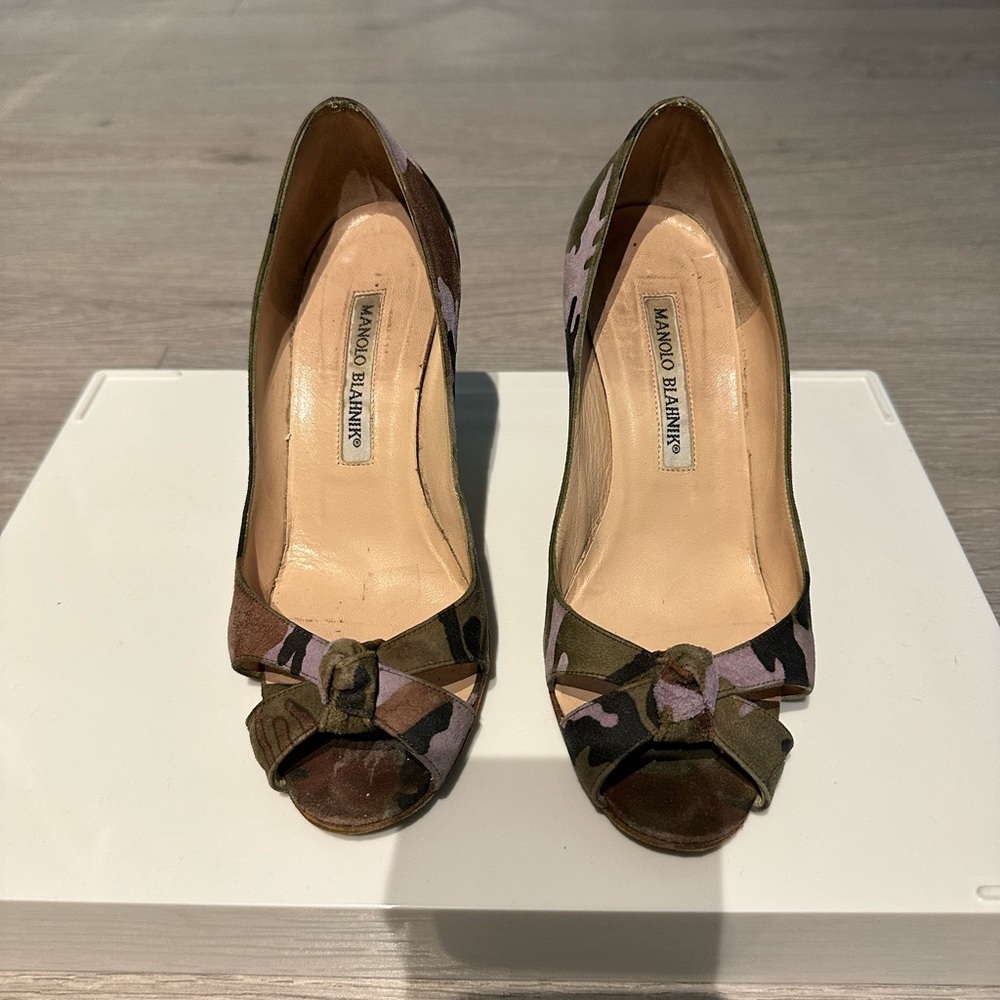 Manolo Blahnik suede camouflage front knot open toe heel. Size 5